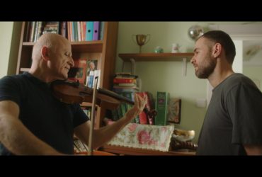 מתוך הסרט מנגן חזק מדי